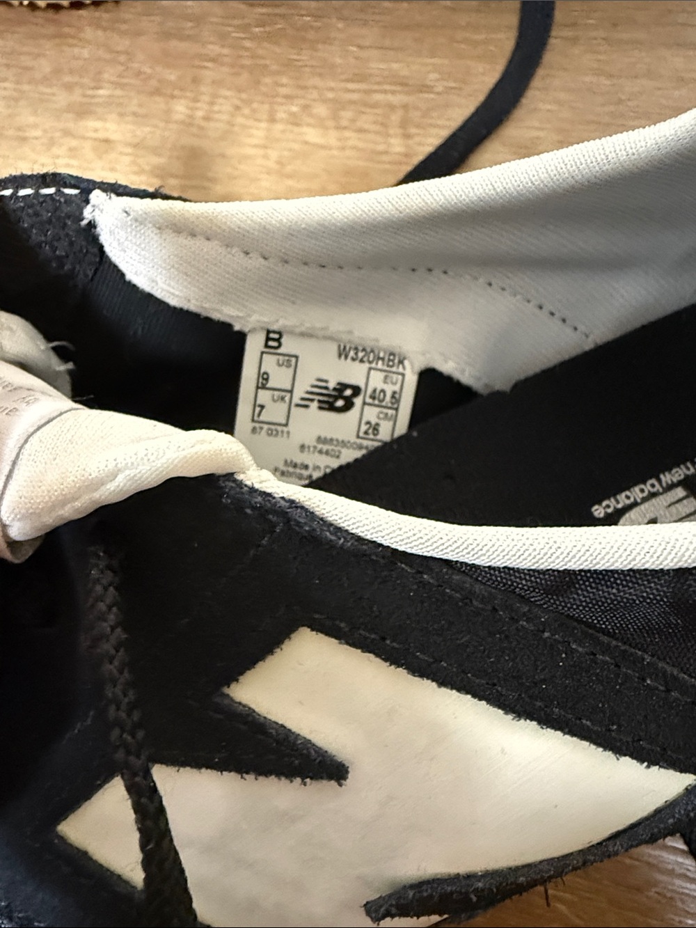 New Balance Black & White Women’s Retro 320 Trainer Sz 9 - Picture 8 of 8